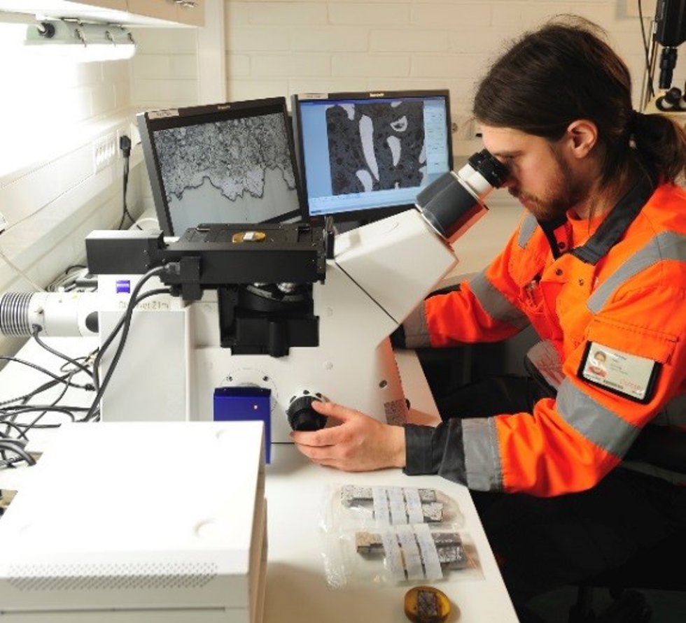 Investigation of the refractory brick's inner structures with a microscope