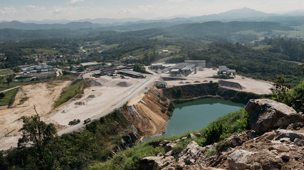 Pavimentadora Barracão dispose d'une capacité de production de 150 000 tonnes de granulats par mois sur son site