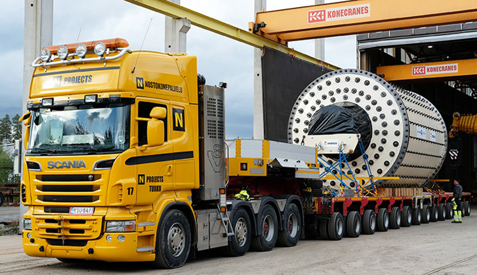A special semi-trailer truck with a 14-axle trailer transported the grinding mill to Yara’s mine.