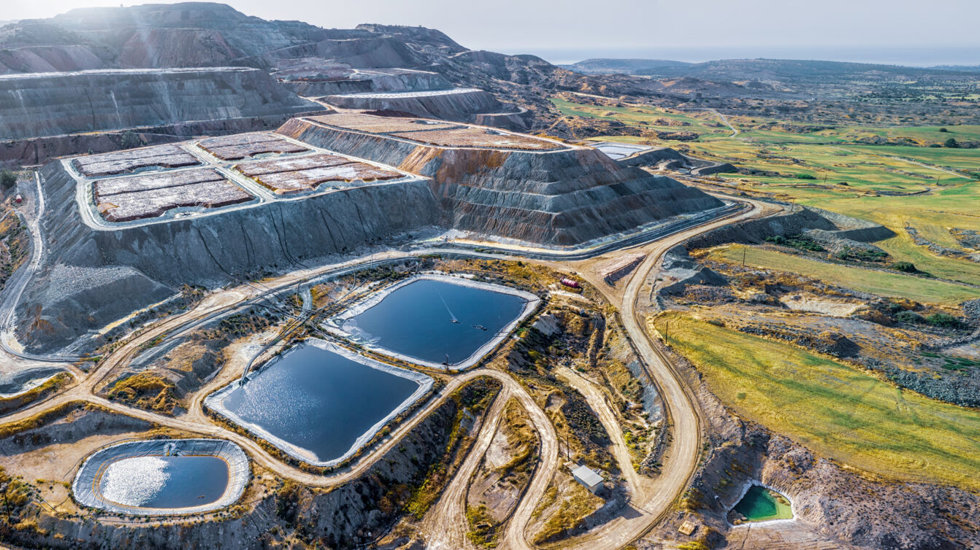 Detalle aéreo de balsas de residuos minerales