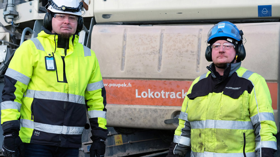 Paupekin Ville Takalo (vas.) ja P&T Karjalaisen Petri Karjalainen seuraamassa asfaltin murskauksen sujumista Torniossa, takana Paupekin Lokotrack LT106-leukamurskainlaitos.