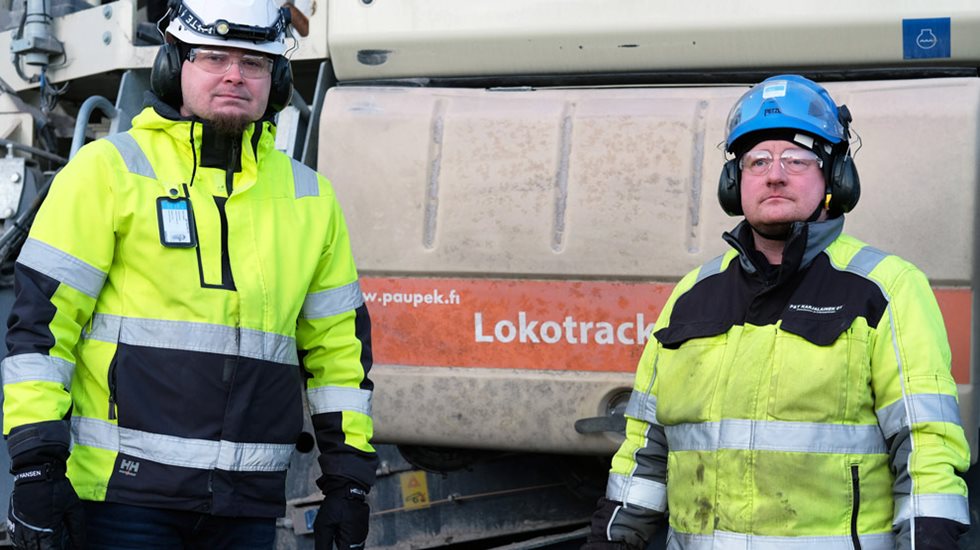 Paupekin Ville Takalo (vas.) ja P&T Karjalaisen Petri Karjalainen seuraamassa asfaltin murskauksen sujumista Torniossa, takana Paupekin Lokotrack LT106-leukamurskainlaitos.