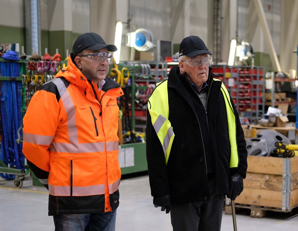 Jouko Suominen (right) on a factory tour guided by Marko Salonen, Metso’s Product Manager for mobile screens.