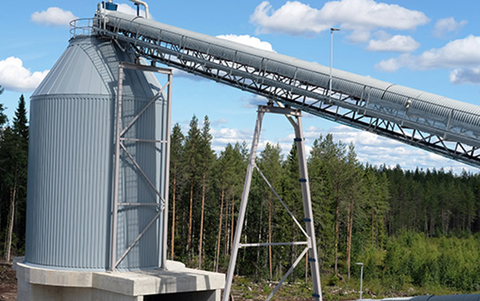 Murskausvaiheiden jälkeen jauhinmyllyihin syötettävä malmi varastoidaan omaan siiloonsa.