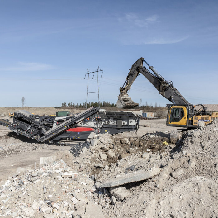 Crushing and screening plant producing different sizes of recycled aggregate
