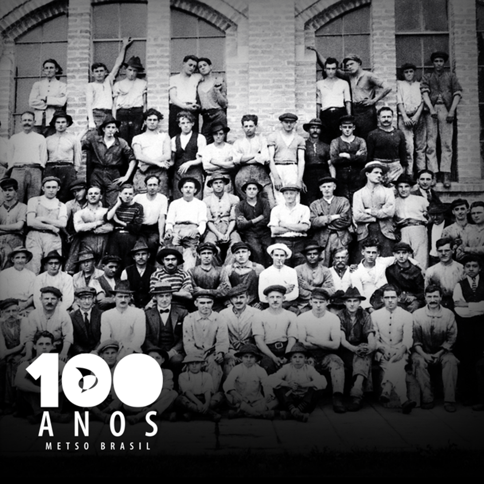 Funcionários em frente à fábrica de Aço Paulista, em 1924