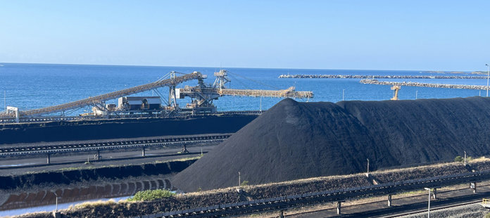 Stockpile and oceanview Metso Axo33