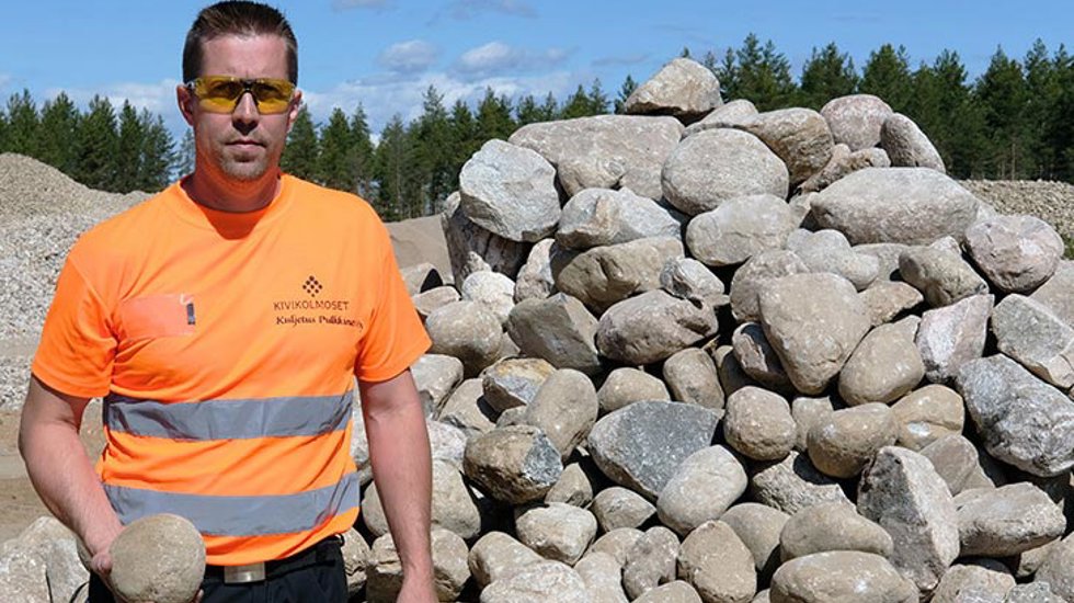 Asko Pulkkisen esittelemät, suurikokoiset maisemakivet ovat haluttu tuote Kuopion seudun julkishallinnon, viherrakentajien ja urakoitsijoiden käytössä.