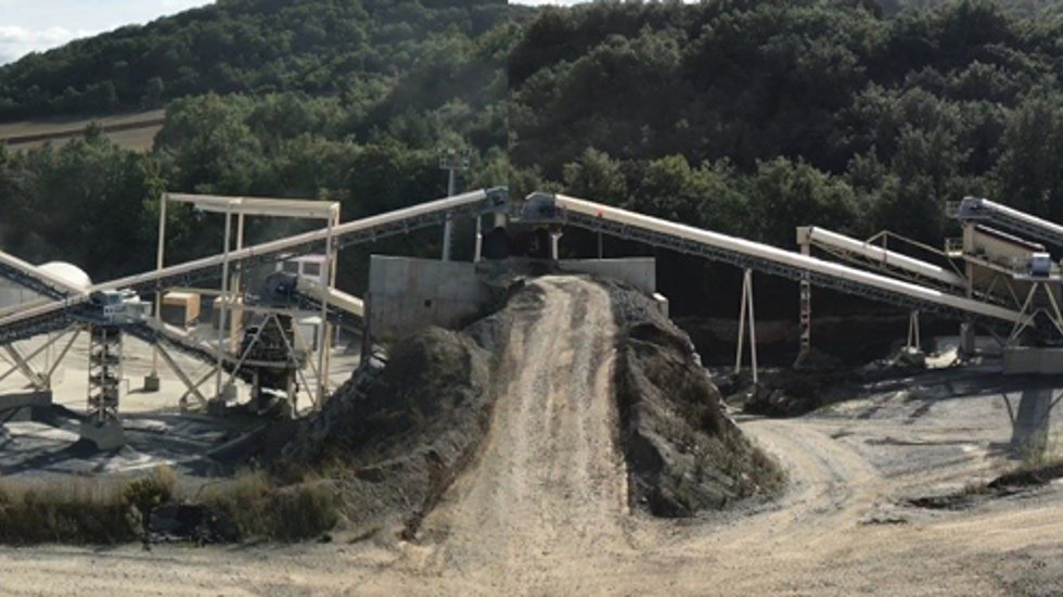 Une vue du site d'Ofitas de Santutis avec l'équipement et la forêt en arrière-plan.