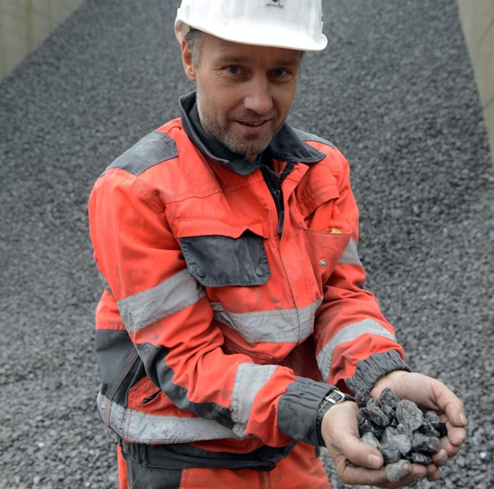 Maschinenbauingenieur Andreas Zraunig von der Porr Bau GmbH mit Felsen