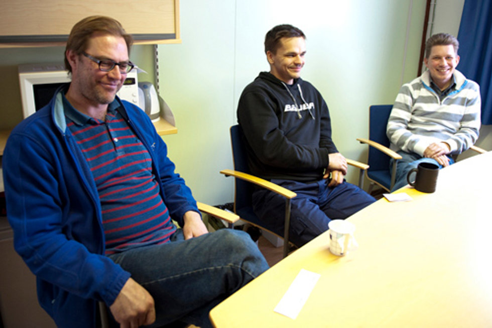 NCC Roads produktionschef Ari Kumpulainen (t.v. i bild), Tapani Nikkilä och regionschef Jan Liimatainen är nöjda med fördelarna med automationen över hela anläggningen.