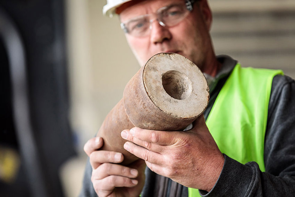 Handwerker mit einem Schamottestein