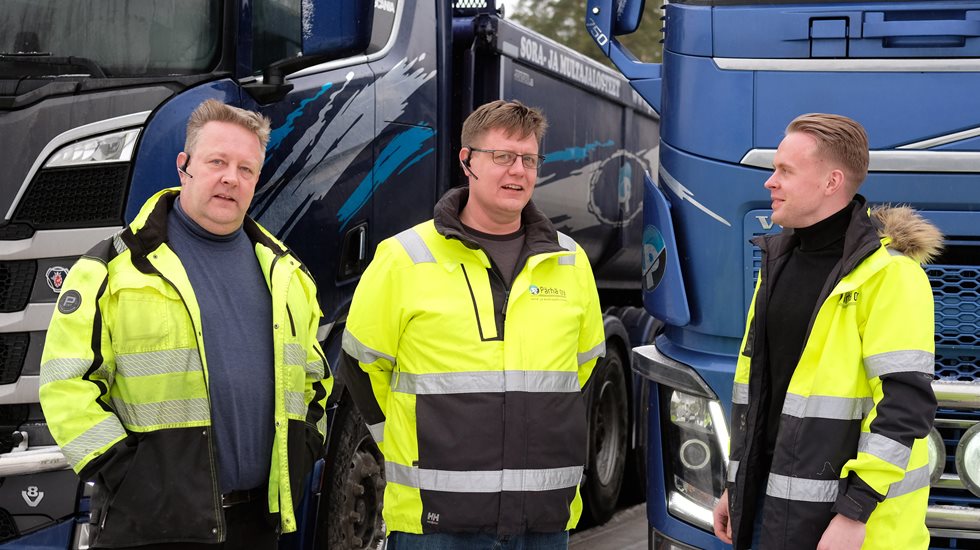 Three Pärhä Oyj employees in front of a truck.