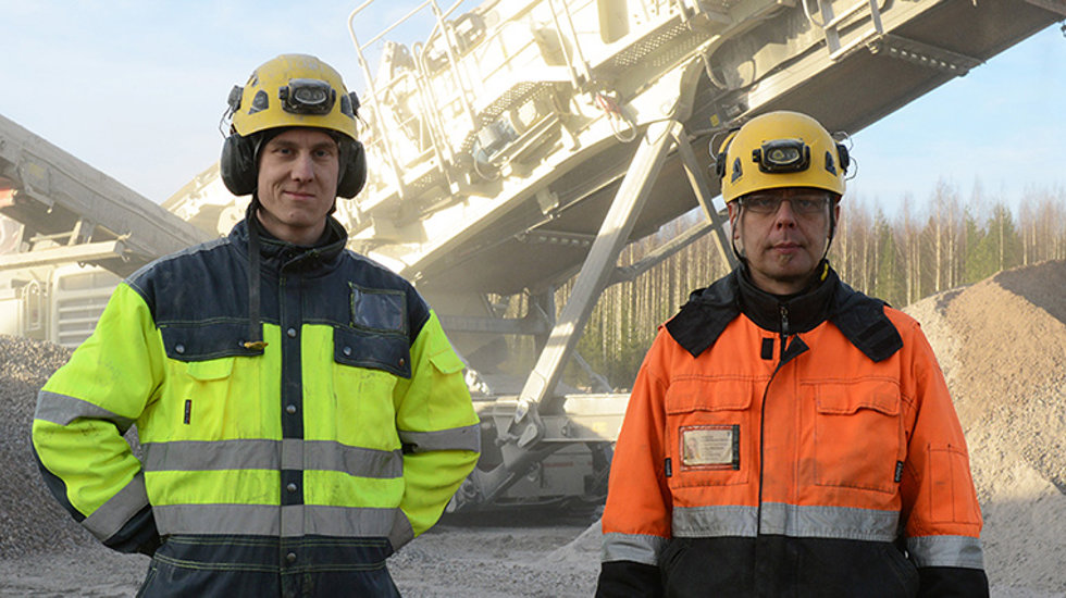 Kaksi miestä louhoksella Lokotrack 330D.