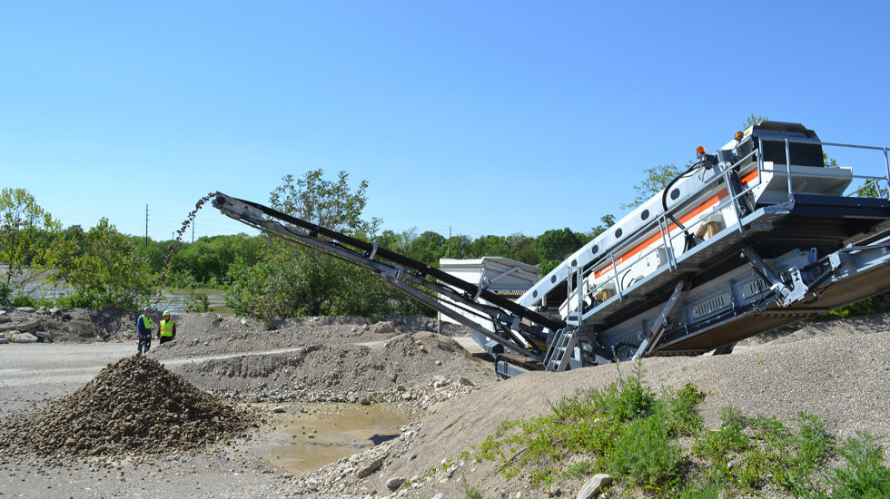 Metso Lokotrack ST3.8 mobile screen at the Black Street Bridge site 