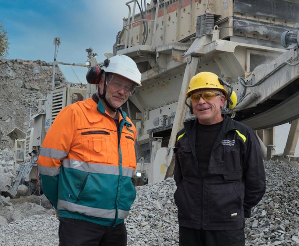 Toimitusjohtaja Markku Vääräniemi (oik.) ja Metso Outotecin aluemyyntipäällikkö Jussi Mäkelä seuraamassa kaksivaiheisen murskaus- ja seulontaketjun toimintaa Kuusamon erämaassa. 