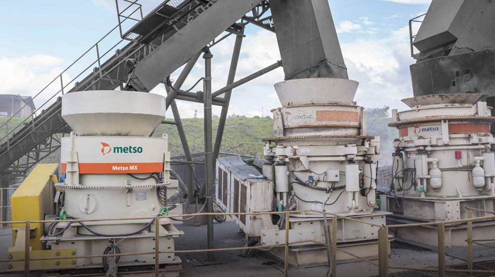 Concasseur Metso MX à côté de deux anciens concasseurs Metso HP.