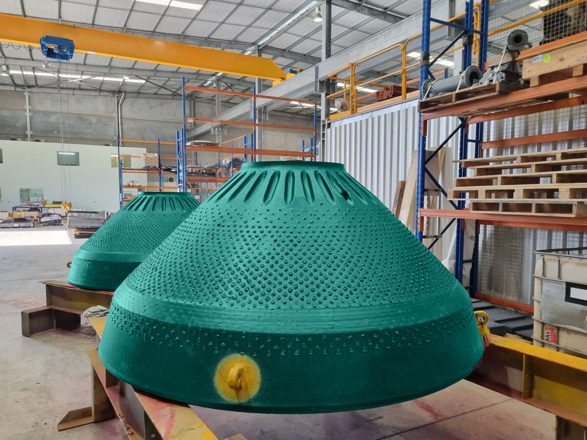Metso experts next to crusher wear part