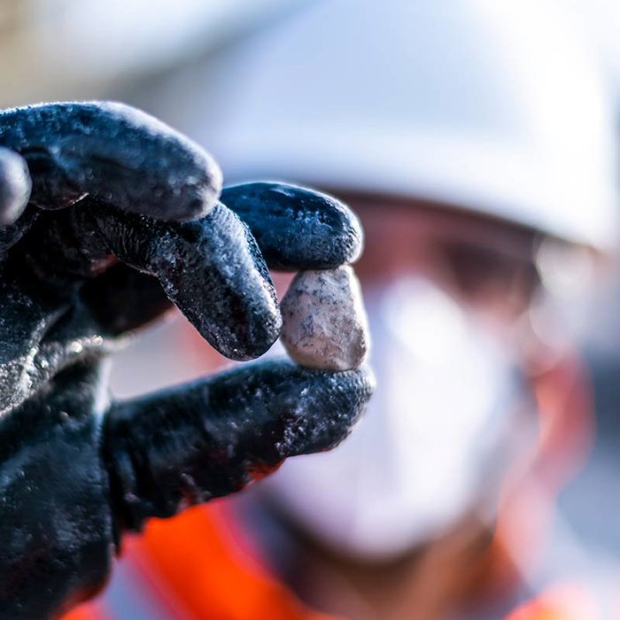 Elinkaaripalveluiden avulla kiviainestuottajat kuten louhokset, murskausurakoitsijat, maanrakentajat ja rakennusmateriaalin kierrättäjät, voivat ulkoistaa osan tuotannon riskeistä Metsolle.