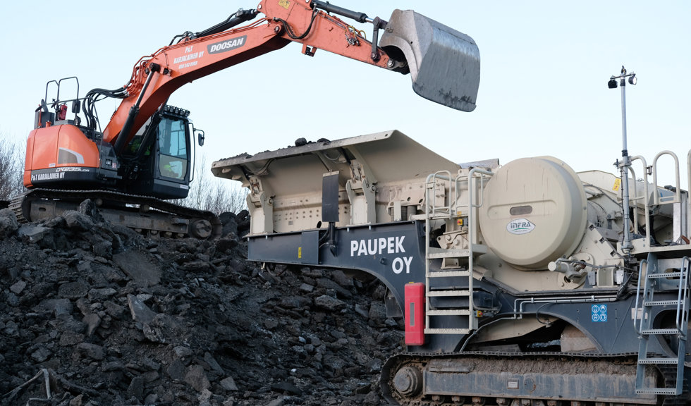 Paupekin oma Lokotrack LT106 -leukalaitos pyöri asfaltin murskauksessa pääosin tyhjäkäynnillä. 