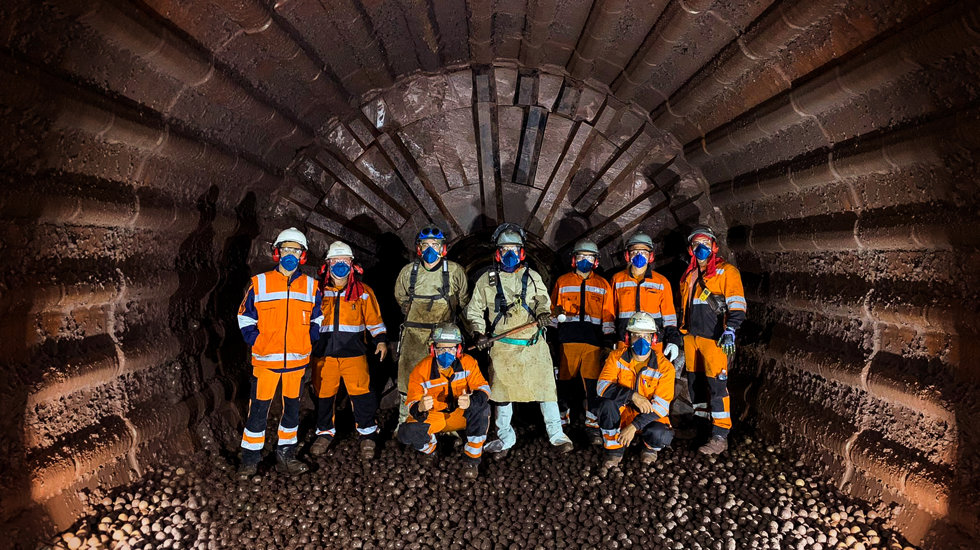 Equipe de serviços dentro do moinho