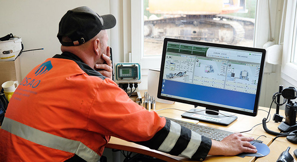 Lehtori Janne Hietala säätää kaivosmieskoulun Lokotrack-ketjua kätevästi Metso DNA-laitosautomaatiolla