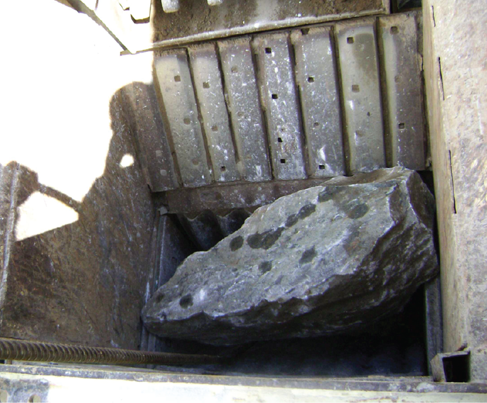 Example of bridging. One large rock blocks the crusher.