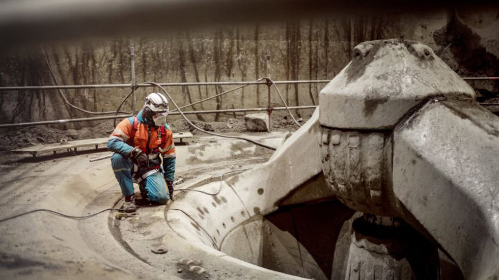 Primary Gyratory crusher with service employee. 