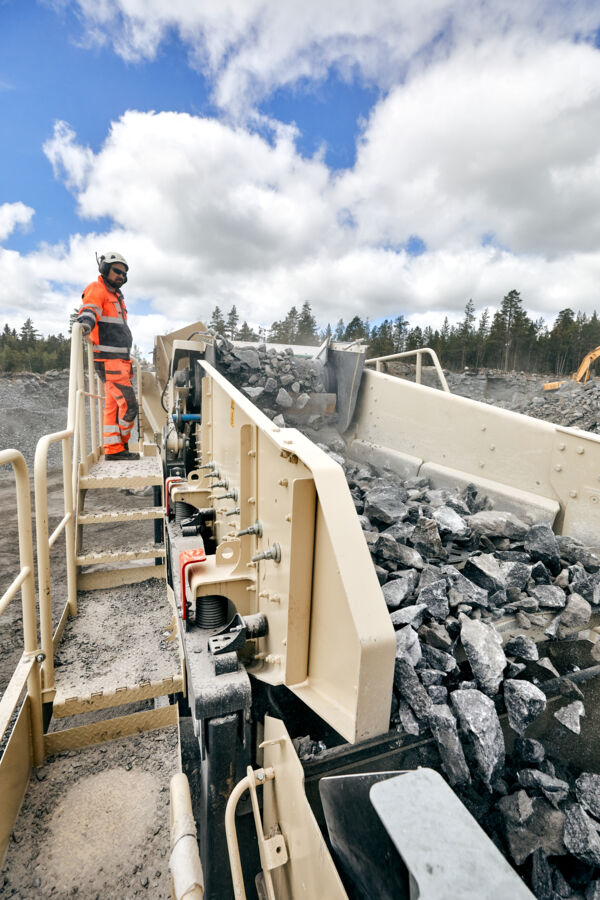 Locko Track Lokotrack® LT200HPX™ mobile cone crusher - Metso