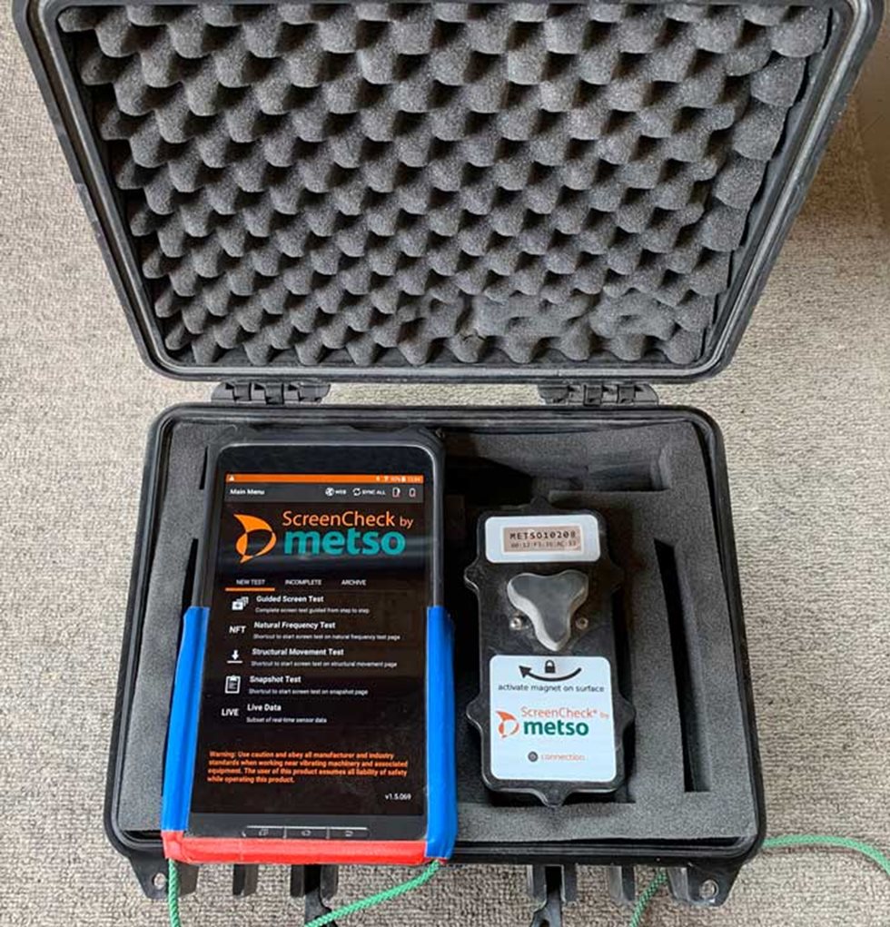 Zum Gepäck eines jeden Metso Servicetechnikers gehört ein ScreenCheck®- Prüfgerät