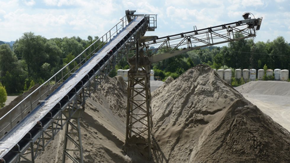 Die Kaiser Baustoffwerke im Westen Bayerns sind auf die Aufbereitung von Kies und Sand spezialisiert