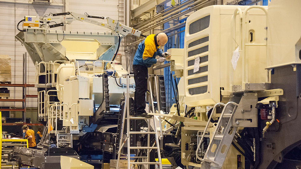 Der Bau von raupenmobilen Brecher- und Siebanlagen hat im Metso-Werk in Tampere eine lange Tradition