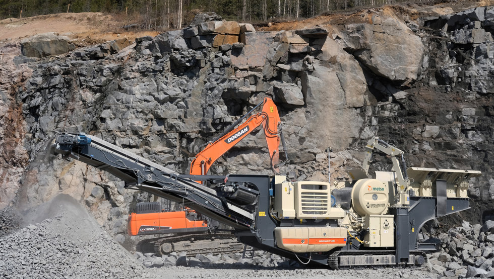 Lokotrack® LT120E™ i drift i ett stenbrott.