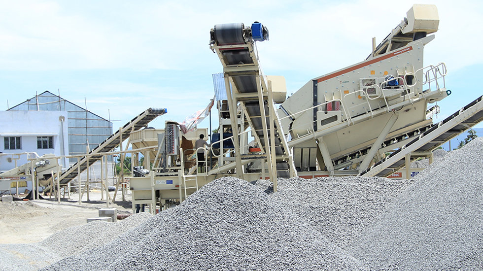 Piles of aggregate and a CVB screen at ARN Blue Metals site.