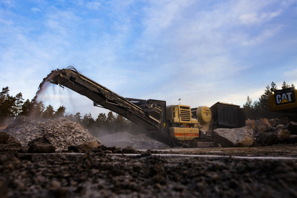 Lokotrack LT120 with MX jaws crushing material for road base.