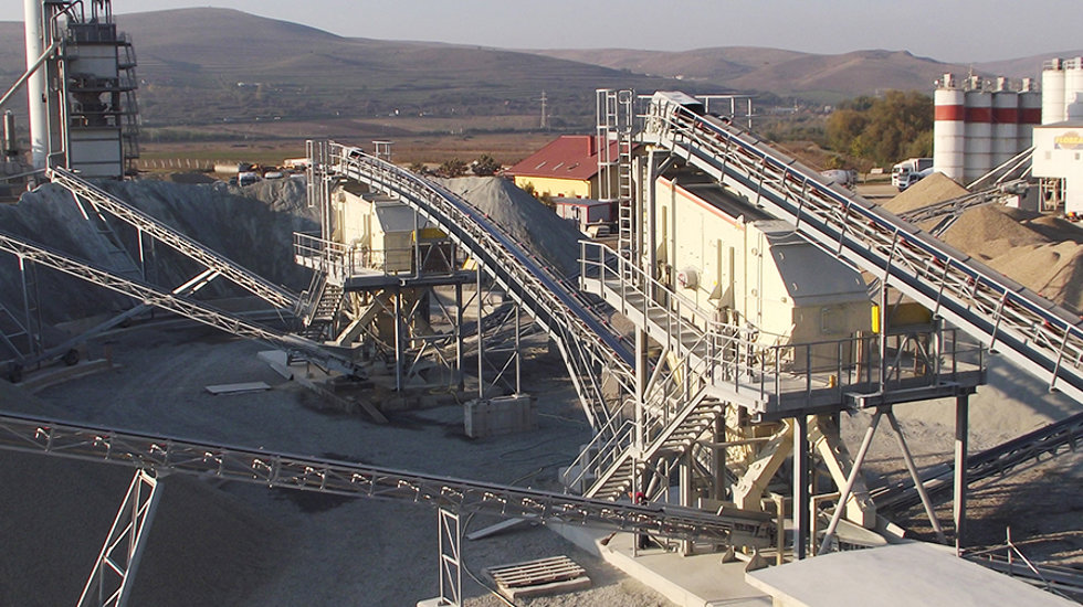 View to the PREMIER screens and conveyors at Florea Grup's site.