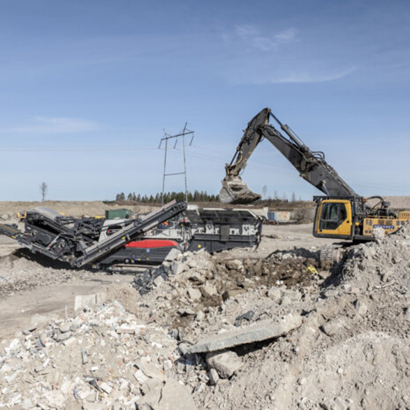 Crushing and screening process for construction and demolition waste