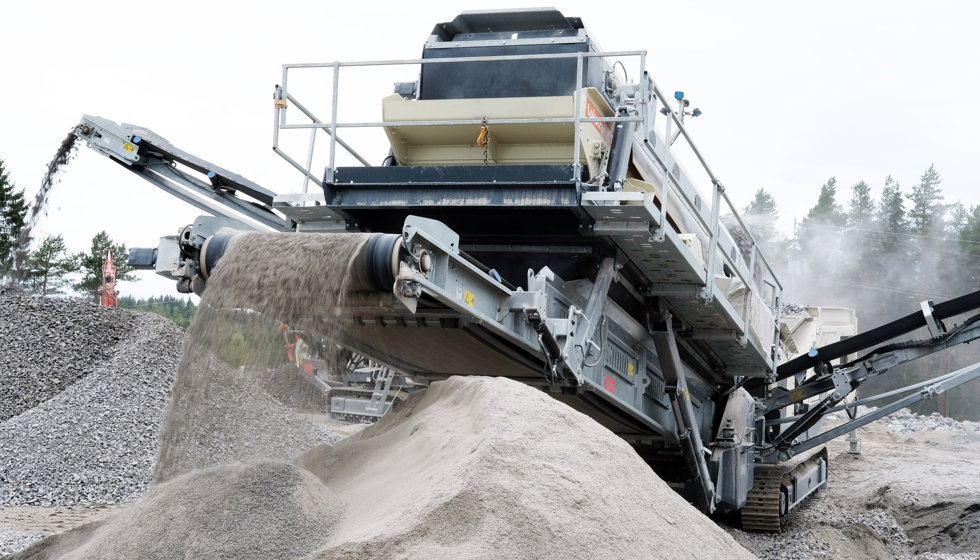 Metso's ST3.8 mobile screen at Sydänmaa farm