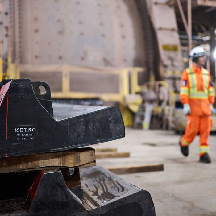 When every minute counts. Metso mill liners and mill reline machine