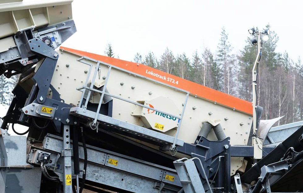Kooltaan 3,6 x 1,5 metrin kaksitasoseula käsitteli hyvin leukamurskaimelta tulevan syötteen.