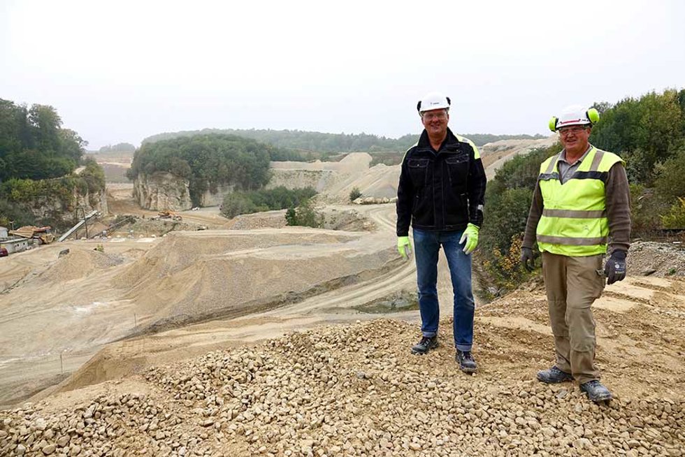 Der Vertrieb läuft gemeinsam mit der Alfred Moeck KG, Steinbruch und Schotterwerk über  Schottervertrieb Vordere Alb GmbH