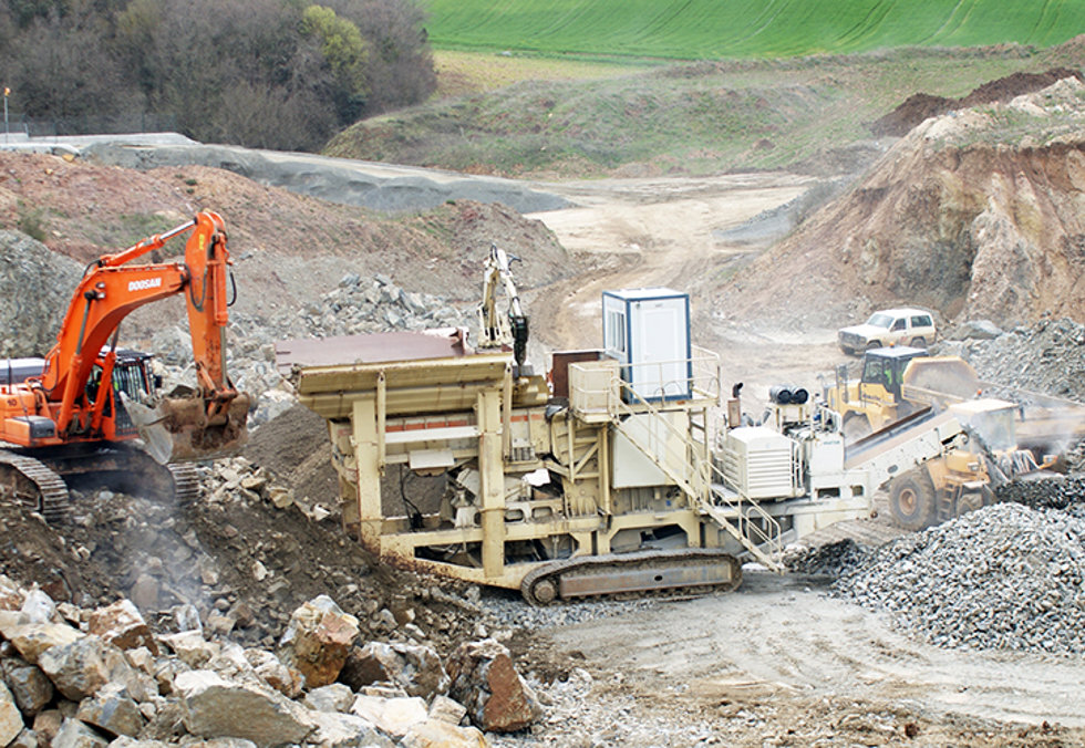 Lokotrack LT125 jaw crusher at Ofitas de Santutis site.