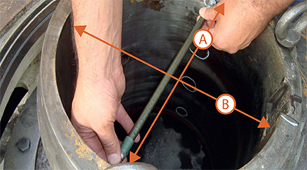 Metso expert measuring the main shaft and the internal diameter of the eccentric