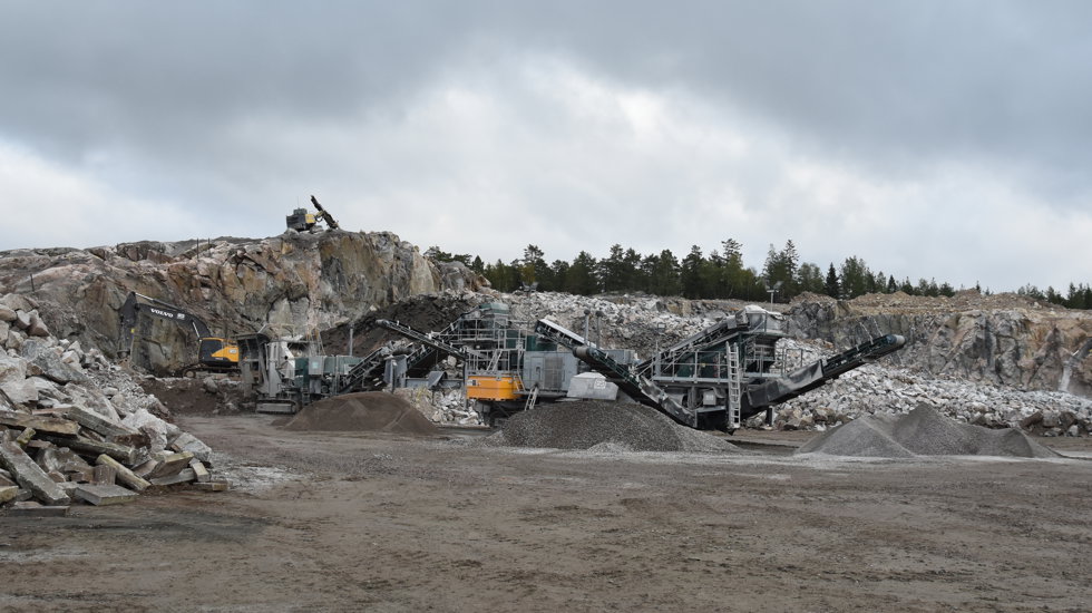 Råsjö Kross AB är verksam inom entreprenadkrossning, produktion och försäljning av material från egna täkter.