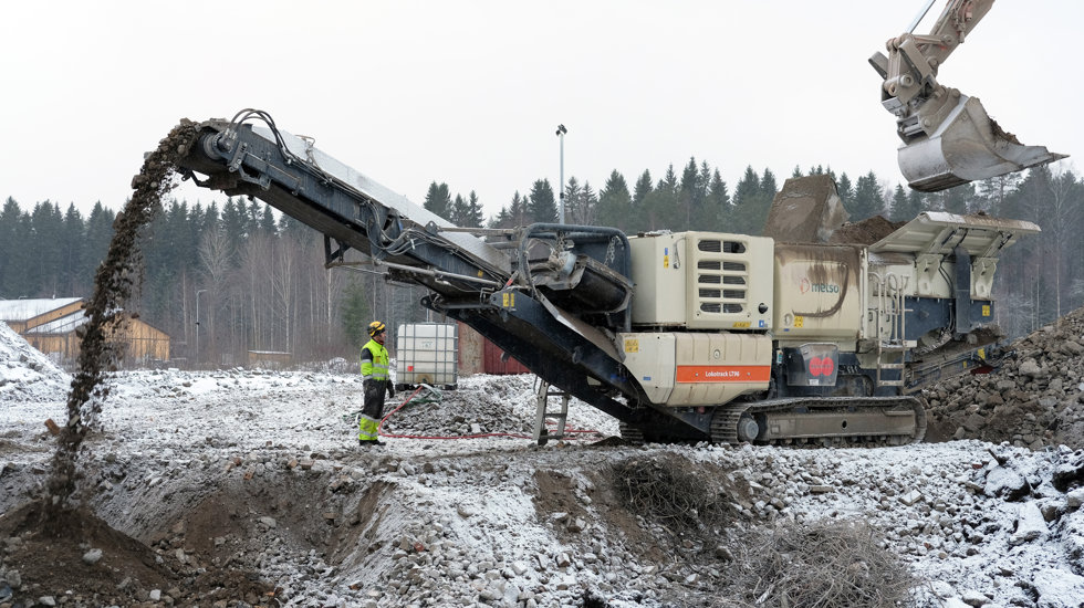 A noise- and dust-proof Lokotrack Urban LT96 in action in lightly snowy landscape.