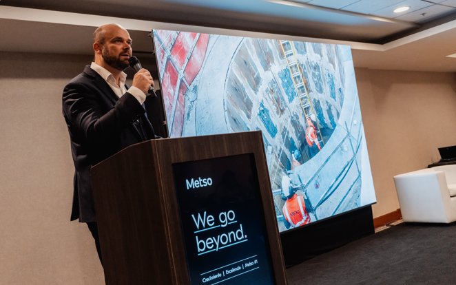 Sami Takaluoma compartiendo detalles de la estrategia global We Go Beyond con los medios en Perú