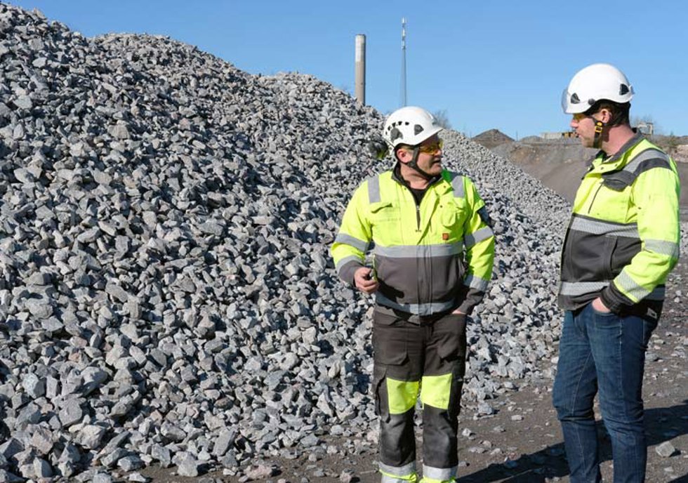 Ruduksen tuotanto- ja kehitysjohtaja Kimmo Leppikangas (oik.) ja Inkoon laitoksen työmana päällikkö Jan Hammarström tutkimassa laivausta odottavaa merisepelikasaa.