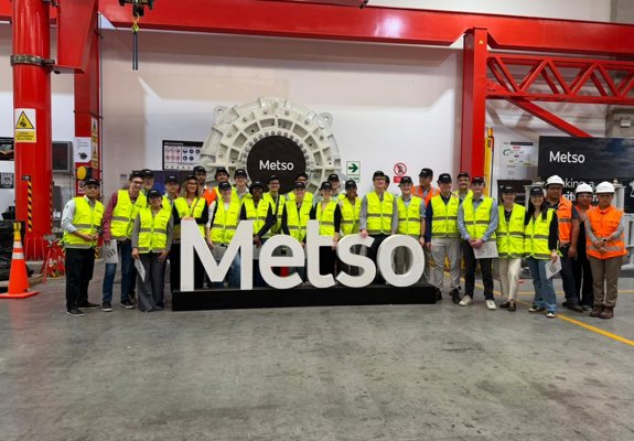 Estudiantes junto a la bomba MDM900 de Metso