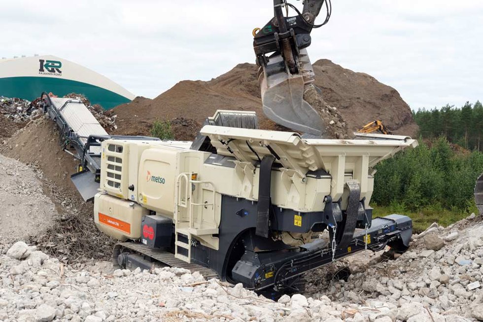Metso valmistaa, Rotarent vuokraa ja Purkumerkki murskaa – jo ensimmäisinä päivinä Lokotrack Urban LT96-leukamurskainlaitoksella saavutettiin yli 200 tonnin kapasiteetti.