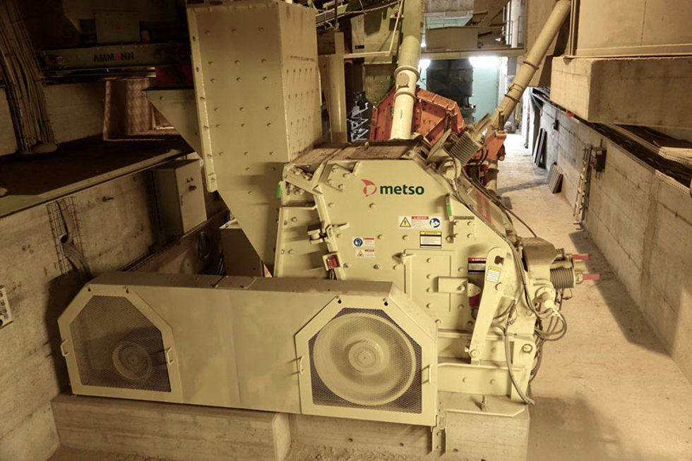Der neue Metso Prallbrecher NP1110 im Aufbereitungsbunker für die dritte Brechstufe
